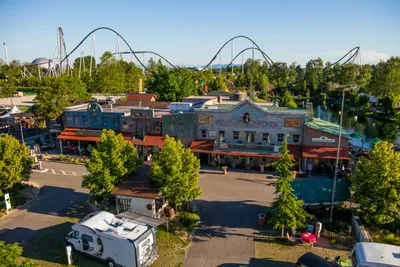 Camping Europa-Park - Außenansicht  „Silver Lake Saloon“ mit Blick auf den Europa-Park