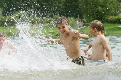 Camping Europa-Park - Gäste beim Badespaß im Badesee am Campingplatz