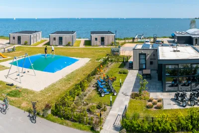 EuroParcs Enkhuizer Strand - Blick auf den Campingplatz mit Kinderspielplatz