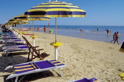 Camping Europe Garden  -  Strand vom Campingplatz am Mittelmeer mit Sonnenschirmen und Liegestühlen