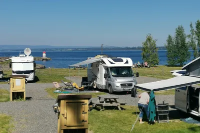 Evjua Strandpark - Stellplätze auf dem Campingplatz mit Blick auf das Wasser