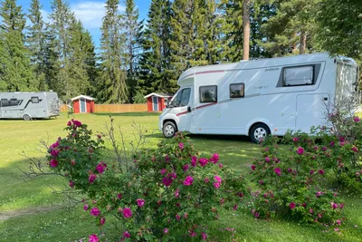 Färilaparken Camping - Standplätze auf der Wiese auf dem Campingplatz