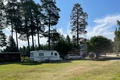 Färilaparken Camping - Wohnmobil- und Wohnwagenstandplätze auf der Wiese