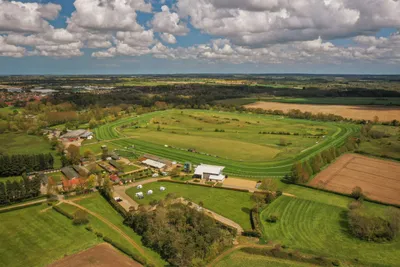 Fakenham Racecourse - Blick auf den Campingplatz aus der Luft