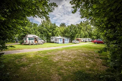 Camping Klagenfurt am Wörthersee - Blick auf die Standplätze auf der Wiese