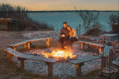 Falsled Strand Camping - Gäste am Lagefeuer am Strand