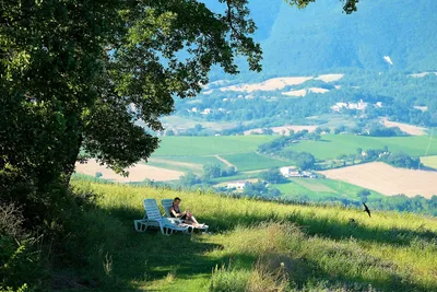 Camping Faranghe - Campinggast entspannt im Schatten eines Baumes