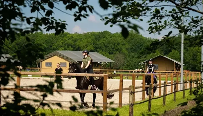 FarmCamps Holzik Stables
