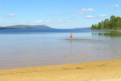Camping Femundtunet - Strand am Fjord Feemunden vom Campingplatz mit badender Camperin