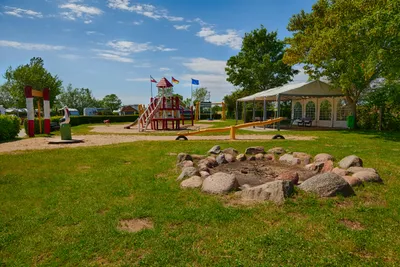 Ferien-Camp Börgerende - Gepflegter Spielplatz für Kinder auf grüner Wiese auf dem Campingplatz