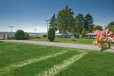 Ferienanlage Erzeberg - Wohnwagen- und Zeltstellplatz auf grüner Wiese auf dem Campingplatz