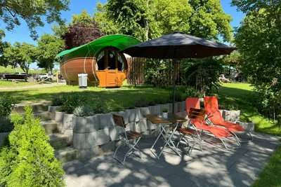 Ferieninsel Winningen - Schlaffass mit Terrasse auf dem Campingplatz