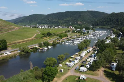Ferieninsel Winningen  - Luftaufnahme des Campingplatzes