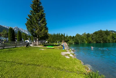 Ferienpark Terrassencamping Süd-See - Gäste im See beim Baden direkt vor dem Campingplatz