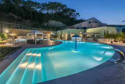 FinaleFreeride Outdoor Village - Pool und Restaurant terrasse bei Nacht