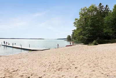 First Camp Kolmården - Direkter Zugang zum Sandstrand am Meer auf dem Campingplatz