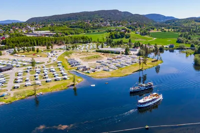 First Camp Lunde  Telemark Kanalcamping - Blick auf den Campingplatz am Wasser