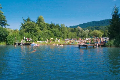 FKK Camping Müllerhof - Badestelle vom Campingplatz zwischen Bäumen 