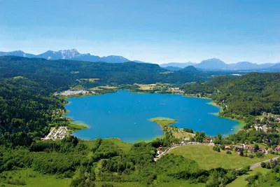 FKK Camping Müllerhof - Luftaufnahme vom Campingplatz, dem Keutschacher See und den Bergen