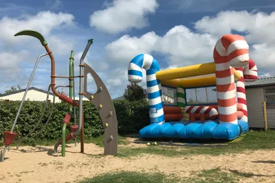 Flower Camping La Pointe du Talud  - Kinderspielplatz mit Hüpfburg auf dem Campingplatz
