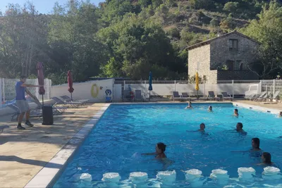 Flower Camping Le Plan d'Eau - Aquafitness im Freibad des Campingplatzes
