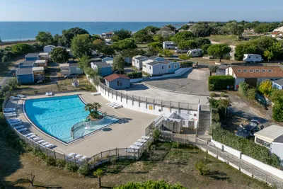 Bel Air Village Le Platin - Redoute Blick auf das Campingplatzgelände und das Meer im Hintergrund