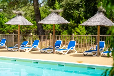 Flower Camping Monplaisir - Pool im Freien mit Liegestühlen und Sonnenschirmen