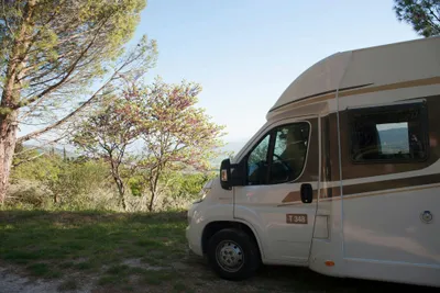 Camping Fontemaggio  -  Wohnwagenstellplatz und Wohnmobilstellplatz vom Campingplatz mit Blick auf die umliegende Landschaft