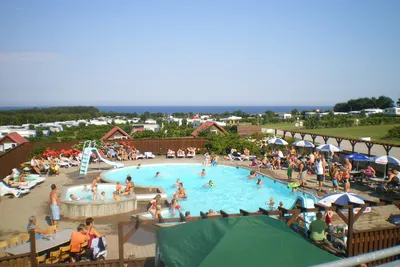 Fornæs Camping - Beheizter Poolbereich im Freien mit Liegestühlen und Sonnenschirmen