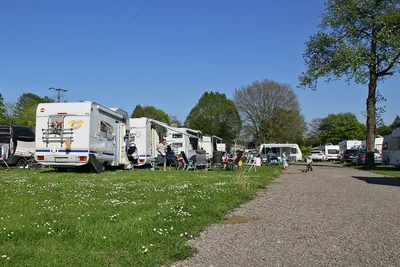 Fortuna Camping  - Gehweg auf dem Stellplatz vom Campingplatz auf grüner Wiese