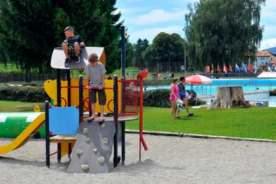 Camping Fraso-Ranch  - Kinder auf dem Spielplatz vom Campingplatz, Pool im Hintergrund
