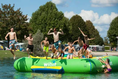 Freizeitcenter Oberrhein  - Kinder spielen auf einem Wassertrampolin im See