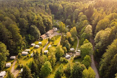 Friday im Niemetal – Naturcampingplatz  Camping am Niemetal  - Campingplatz umgeben von Wald aus der Vogelperspektive