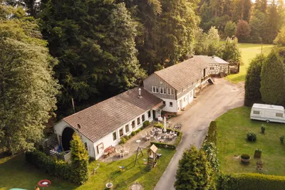 Friday im Niemetal – Naturcampingplatz  Camping am Niemetal  - Luftaufnahme des Servicegebäudes auf dem Campingplatz