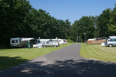 Friesland Camping - Strasse auf dem Campingplatz mit Stellplätzen an den Seiten