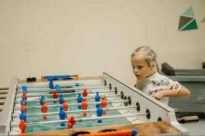 Frutigresort  - Kicker spielendes Kind auf dem Campingplatz