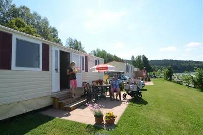 Camping Resort Frymburk  Camping Frymburk  - Mobilheim mit Terrasse auf dem Campingplatz