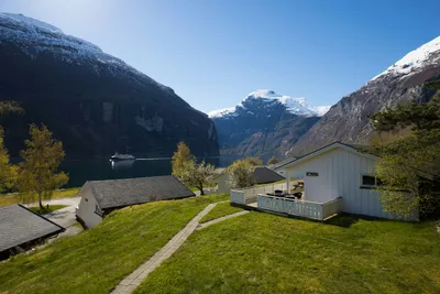 Geirangerfjorden Feriesenter - Mobilheime auf dem Campingplatz mit Blick auf den See und die Berge