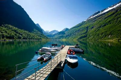 Geirangerfjorden Feriesenter - Fussgängerweg auf dem Strand am Campingplatz