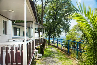 Camping Genova Est  -  Mobilheime vom Campingplatz mit Veranda und Blick auf das Mittelmeer