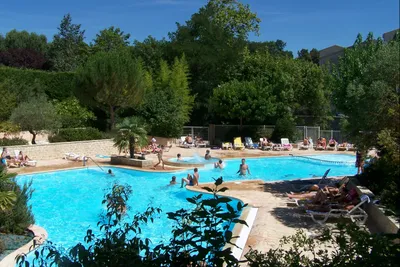 Gervanne Camping - Pool mit Liegestühlen und Sonnenschirmen auf dem Campingplatz