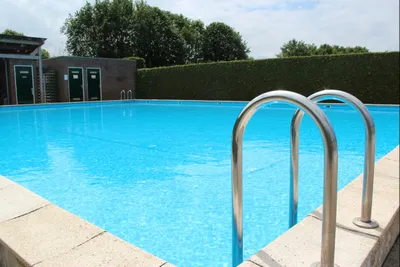 Camping GetAway - Blick auf den Pool auf dem Campingplatz