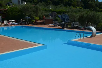 Camping Gianna - Pool mit Liegestühlen und Sonnenschirmen auf dem Campingplatz 