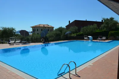Camping Gianna - Campingplatzanlage mit Pool und Liegestühlen in der Sonne