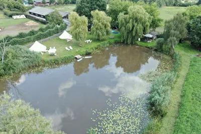 Glamping Josephine - Blick auf den kleinen See auf dem Campingplatz