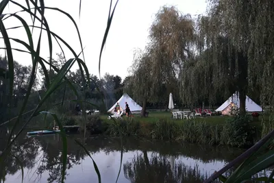 Glamping Josephine - Glamping-Zelte rund um den See herum