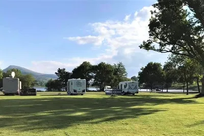 Camping Glanllyn Lakeside - Wohnmobil- und  Wohnwagenstellplätze auf der Wiese