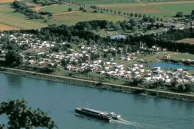 Campingplatz Goldene Meile  -  Blick auf den Campingplatz am Fluss Rhein