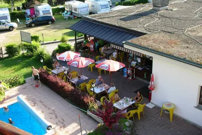 Camping Gottardo  -  Pool und Imbiss auf dem Campingplatz