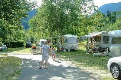 Camping Gottardo  -  Wohnwagen- und Zeltstellplatz zwischen Bäumen auf dem Campingplatz